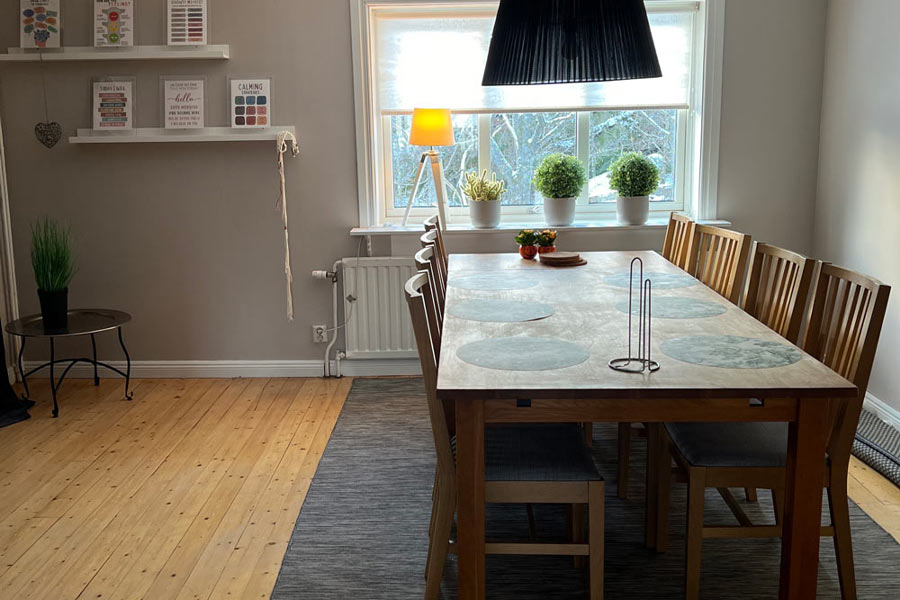 Ett matsalsbord i trä