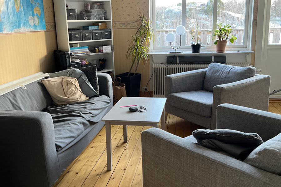 En soffgrupp med fåtöljer